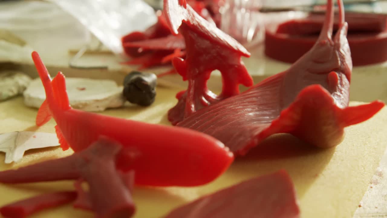 나무 테이블 4k에 다양한 조각