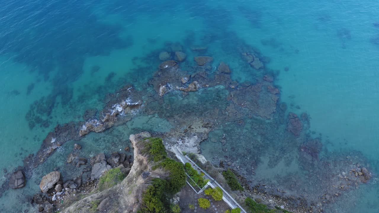 절벽 옆 바다의 큰 바위