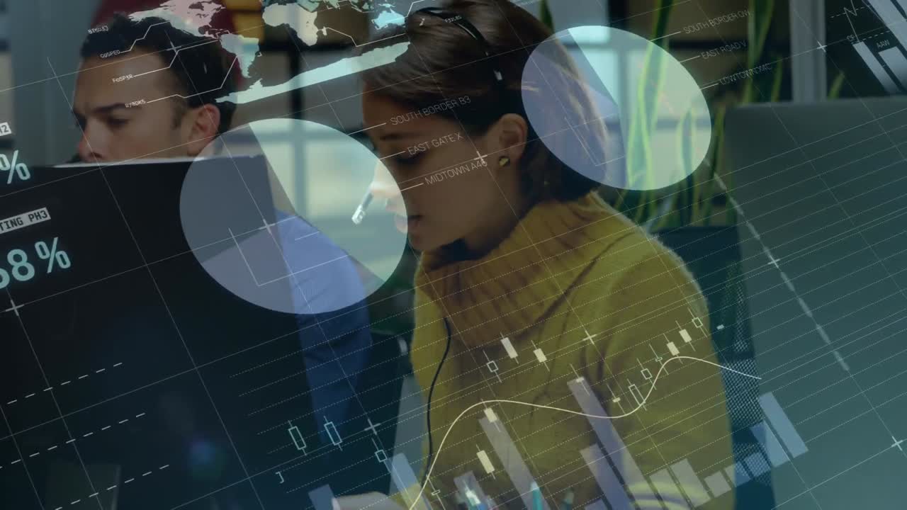 animación del procesamiento de datos financieros sobre diversas personas de negocios con auriculares