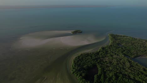 Toma-Aérea-Hacia-Una-Isla-Solitaria-Situada-En-Medio-Del-Mar-Junto-Al-Continente-De-Yucatán.