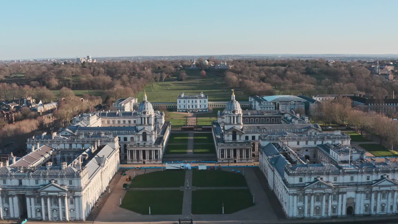 Niedrige Drohnenaufnahme über der University of Greenwich, dem Queen's House und dem Observatorium