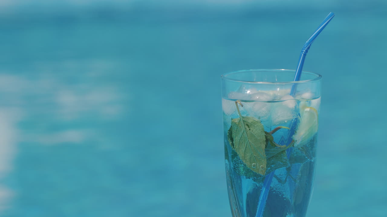 수영장 의 파란 테일