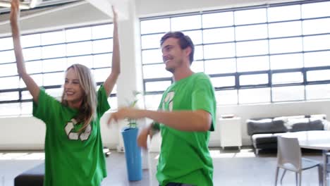 voluntarios entusiasmados con camisetas ecológicas verdes