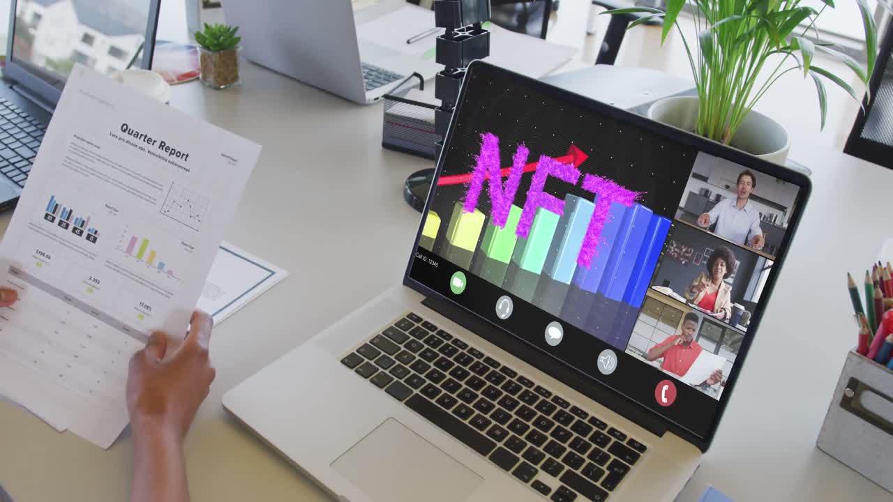 mujer de negocios afroamericana que usa una computadora portátil para videollamadas con diversos colegas de negocios