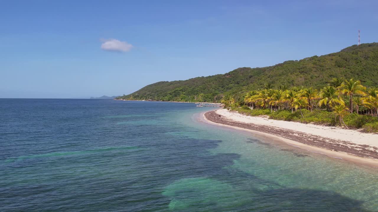vista aérea de la playa tropical de arena blanca y agua de mar turquesa clara con pequeñas olas y bosque de palmeras