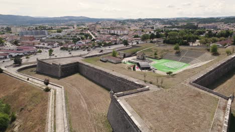 Bühne-Für-Indoor-Events-Verteidigungsmauern-Der-Festung-Chaves-In-Portugal