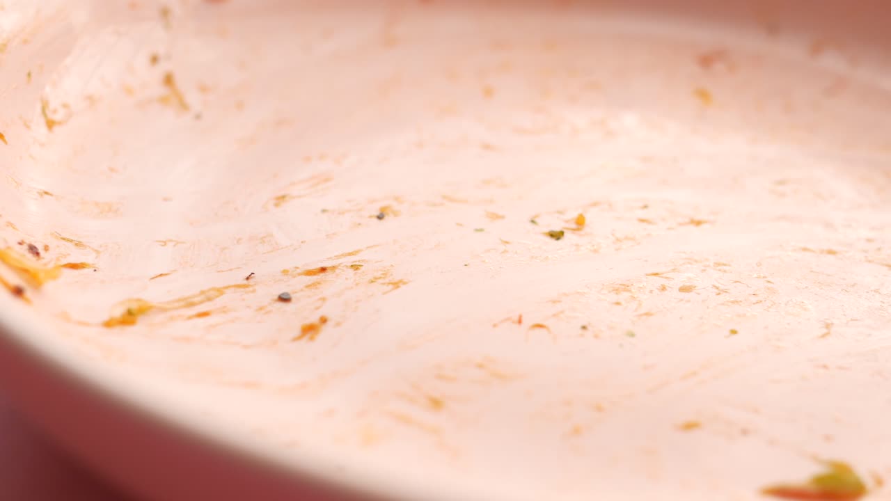 plato vacío después de comer en la mesa,