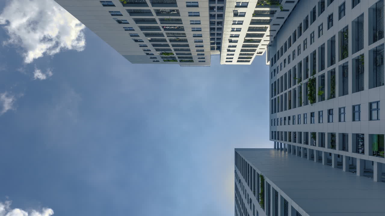 lapso de tiempo de color de la arquitectura residencial 4k lapso de tiempo de color desde un ángulo bajo mirando hacia la arquitectura y nubes dramáticas moviéndose hacia arriba a través de la escena
