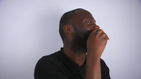 hombre negro riendo histéricamente con fondo blanco