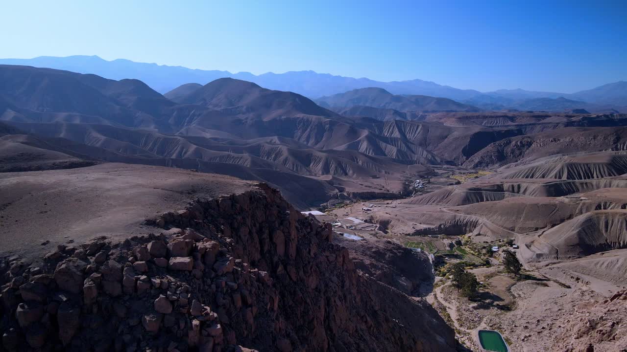 vista aérea de una aldea minera en el desierto de atacama, chile - revelación hacia adelante, disparo de avión no tripulado