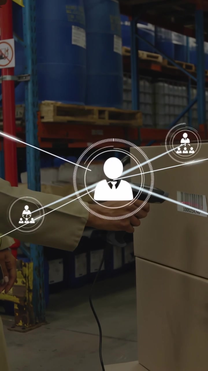 Video verticale: Operaio di magazzino che avvicina lo scanner all'etichetta, scansionando scatole, aggiornando la sovrimpressione delle scorte