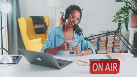 joven positiva y bonita mujer afroamericana blogger anfitriona de podcast de audio