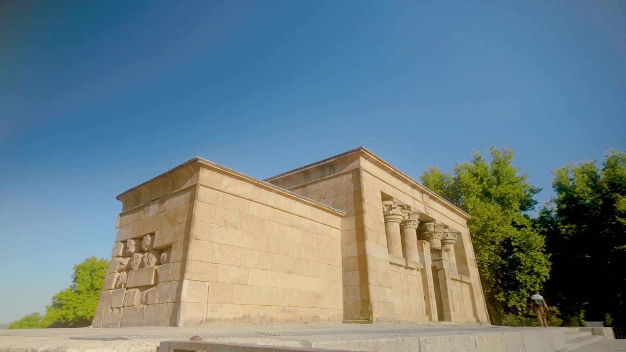 Una toma de gran angular del histórico Templo de Debod, un antiguo templo egipcio reubicado en Madrid, España. Adecuado para documentales de viajes y contenido de turismo histórico.