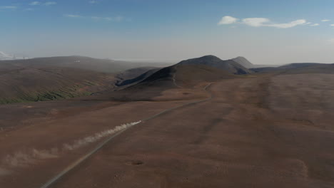 Vista-De-ángulo-Alto-4x4-Vehículo-Todoterreno-Conduciendo-Desierto-De-Roca-En-Islandia.-Increíble-Vista-Aérea-Del-Paisaje-Lunar-De-La-Campiña-Islandesa-Con-El-Coche-A-Toda-Velocidad-En-La-Autopista.-Libertad-Y-Exploración
