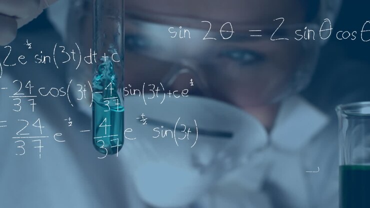 Animação de equações matemáticas sobre uma cientista segurando um tubo de ensaio