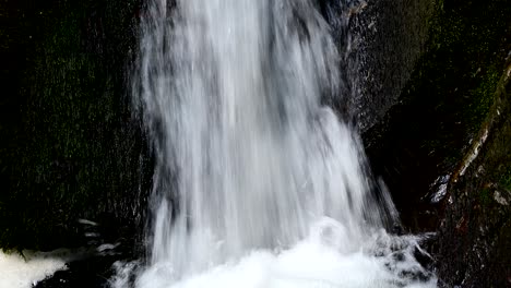 Agua-Que-Cae-De-Un-Terreno-Alto