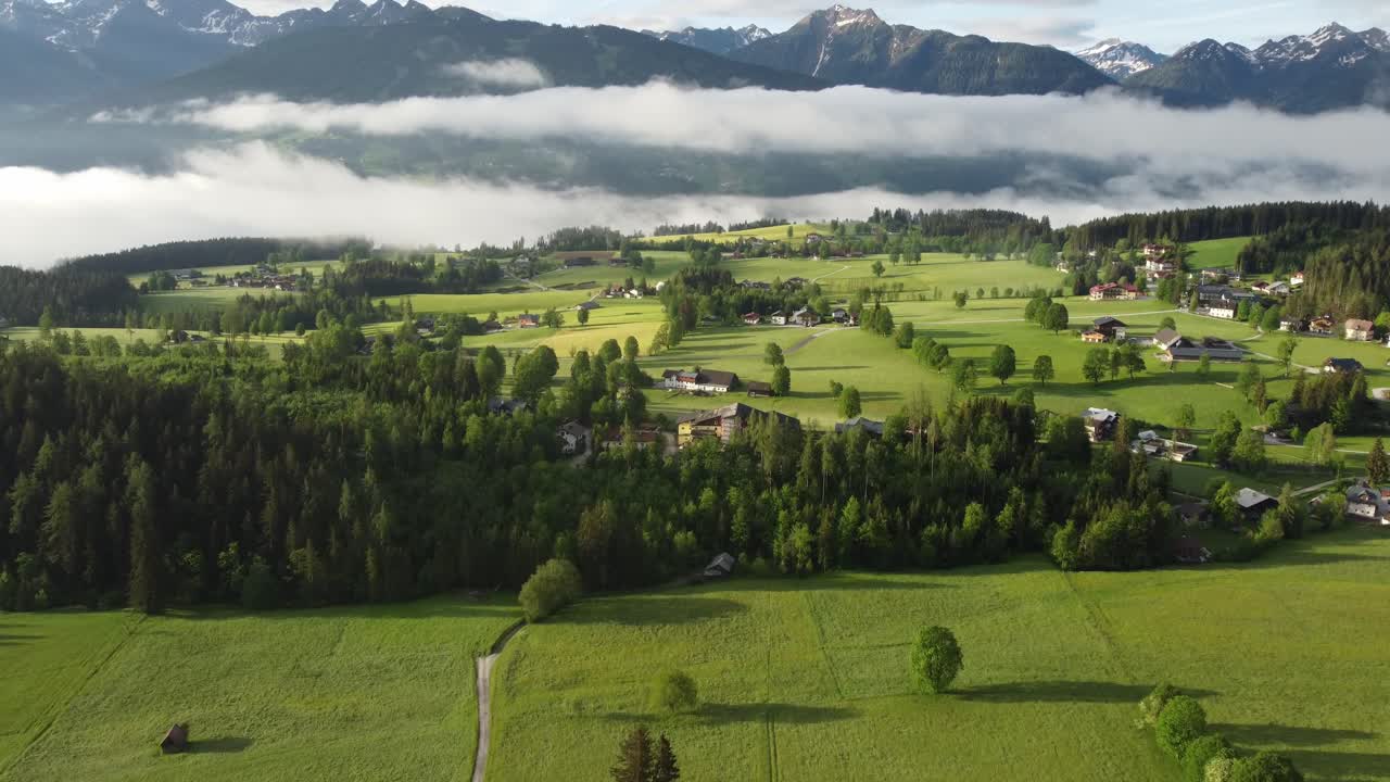 tomada de un dron de 4k de un hermoso amanecer brumoso en ramsau am dachstein, estiria, austria