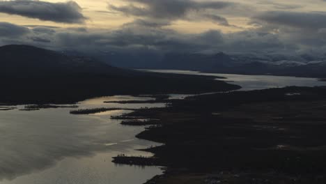 Bewölkter-Abendhimmel-über-Dem-See-In-Schwedisch-Lappland-In-Der-Nähe-Des-Berges-Kebnekaise-In-Der-Abenddämmerung
