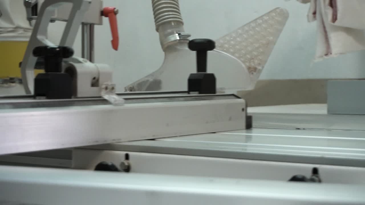 sierra de mesa en funcionamiento