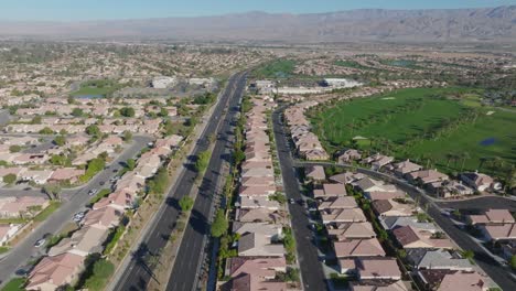 Vecindario-De-Indio,-California-Y-Campo-De-Golf-Heritage-Palms-En-Indio,-California,-Con-Video-De-Drones-Avanzando