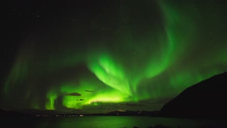 Aurora-Verde-Brillante-Sobre-Las-Oscuras-Aguas-Del-Fiordo