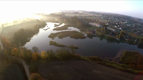 brumoso amanecer sobre el río. imágenes aéreas escénicas