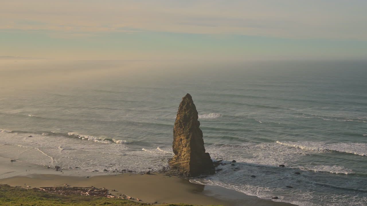 roca puntiaguda en el parque estatal de cabo blanco, oregon