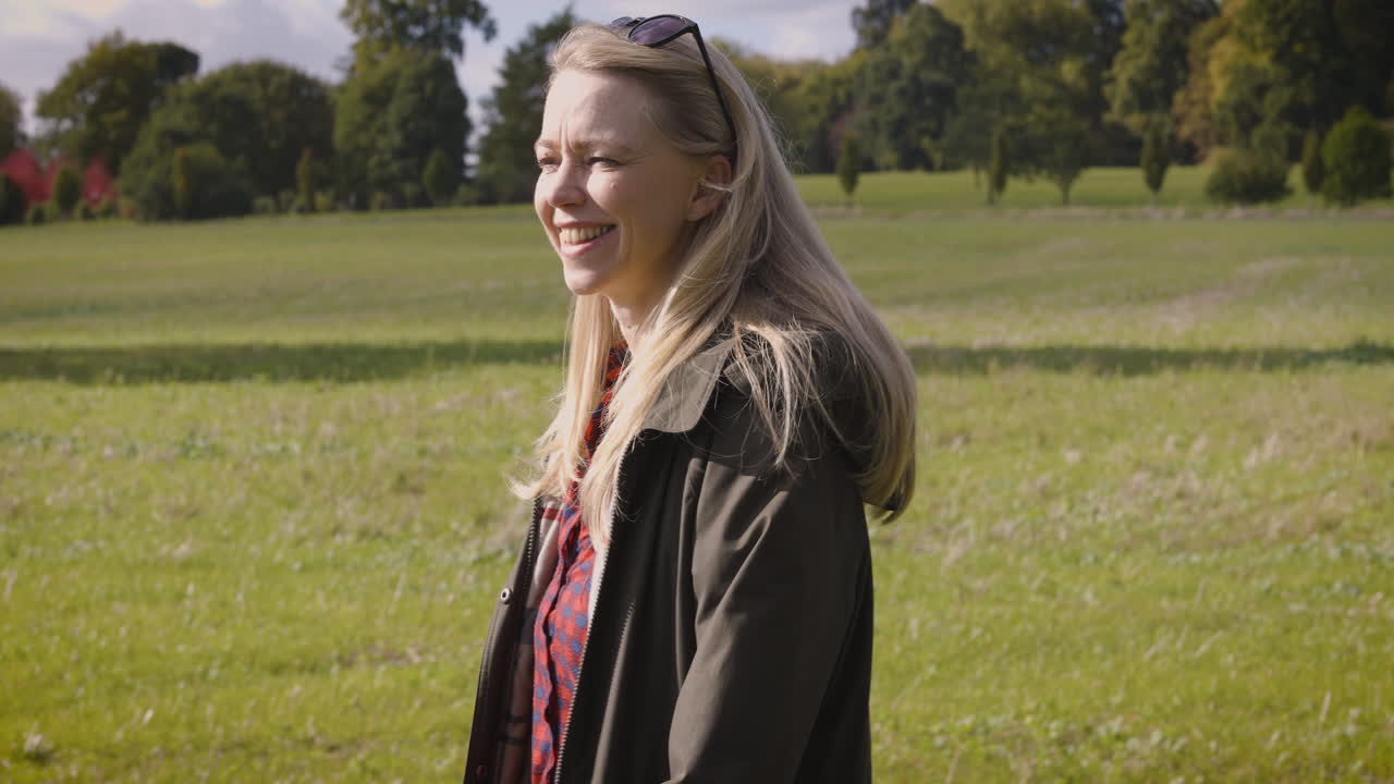 mujer sonriendo en un parque