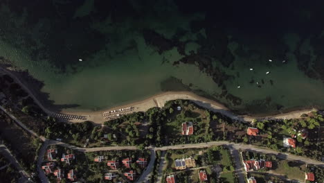 Vista-Aérea-De-La-Ciudad-Turística-En-La-Costa-Del-Mar-Grecia