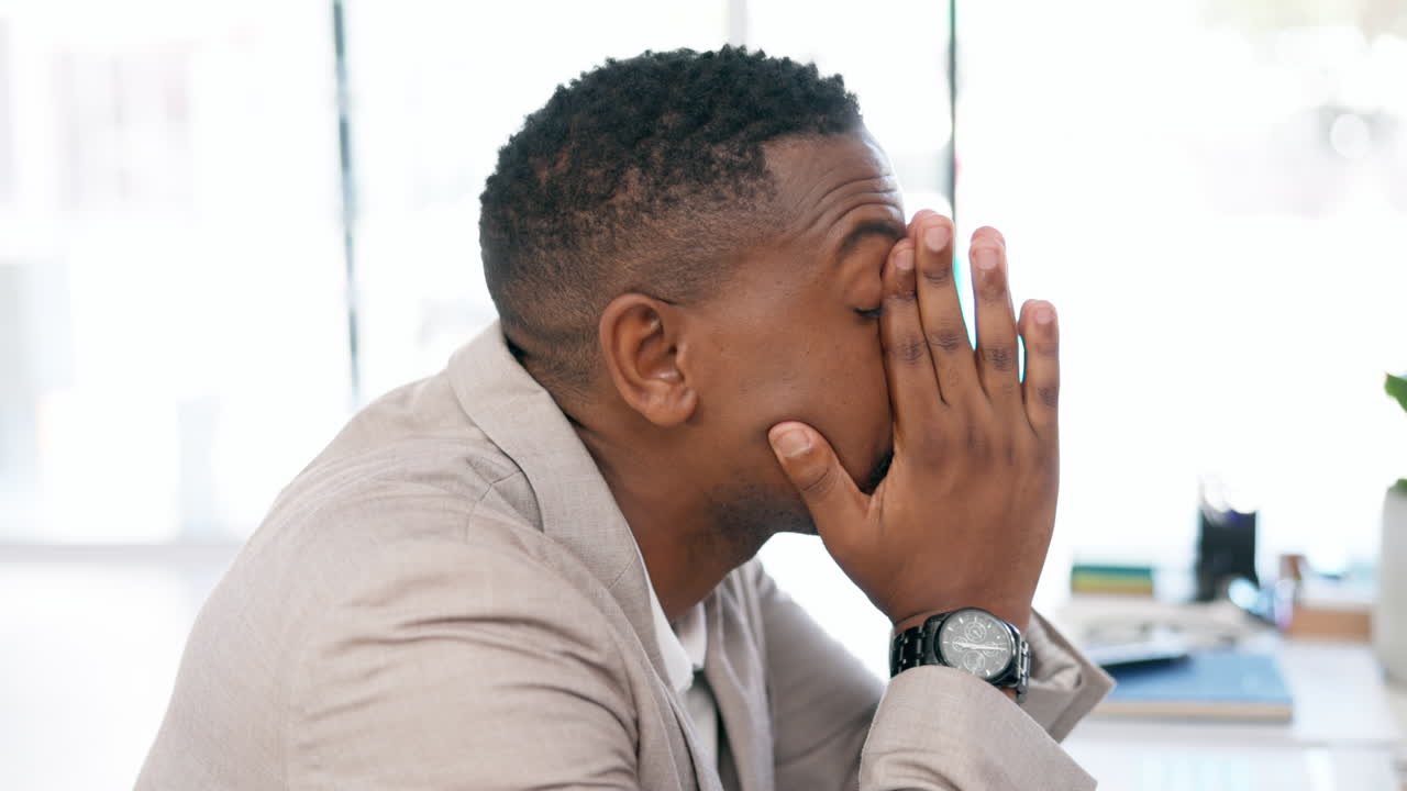 Professionista che digita, burnout