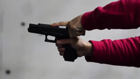 persona practicando con una pistola