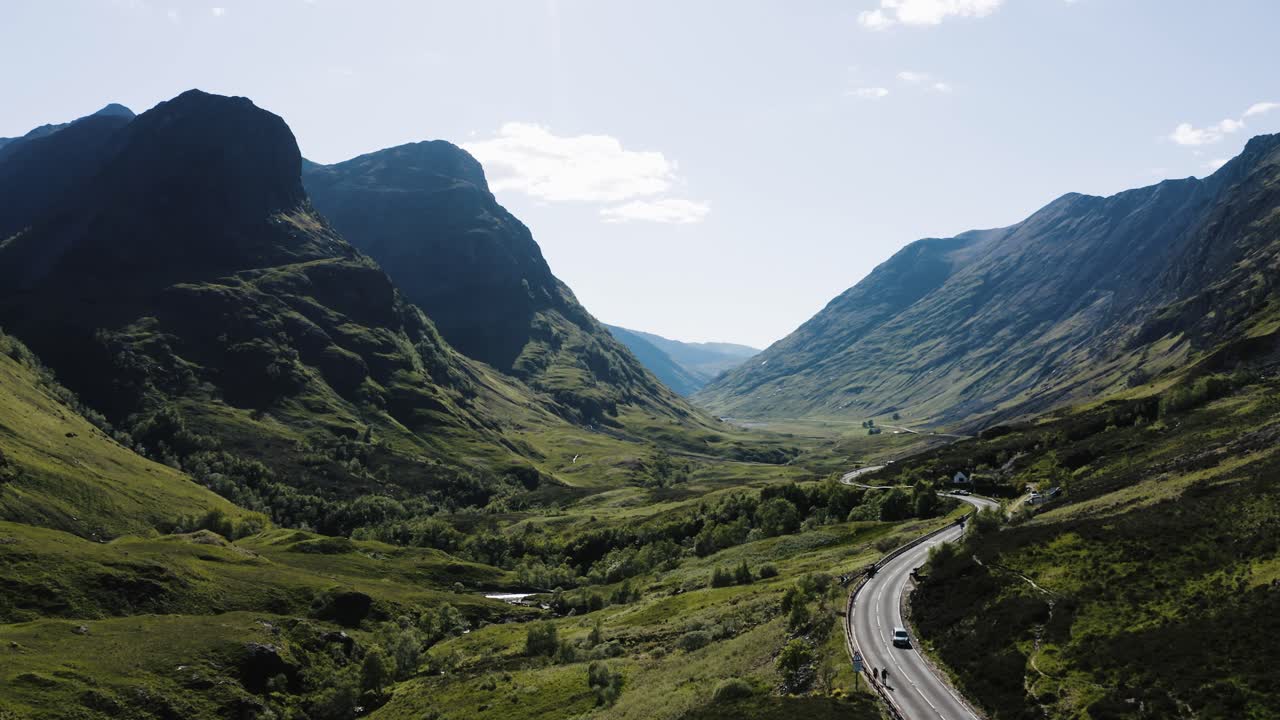 Toma de dron de coches circulando por el Valle de Glencoe en Escocia