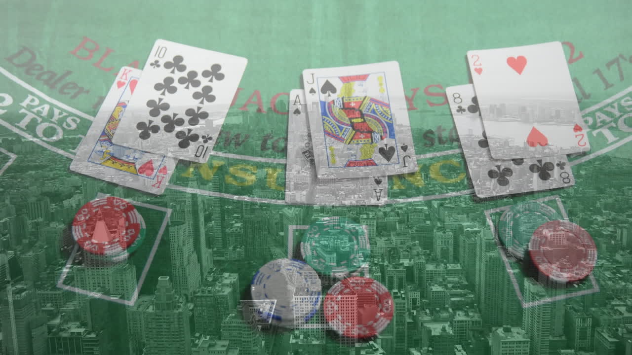 animación de cartas de juego de casino y fichas sobre el paisaje urbano