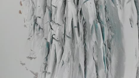 impresionante dron aéreo cenital disparado sobre un glaciar en islandia