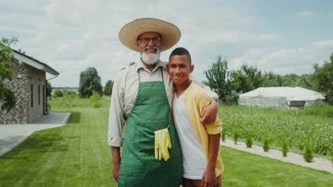 abuelo y nieto en el jardín