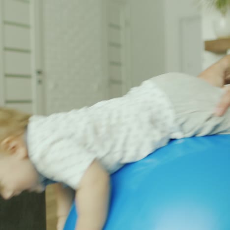 papá juega con su hijo pequeño en casa 2