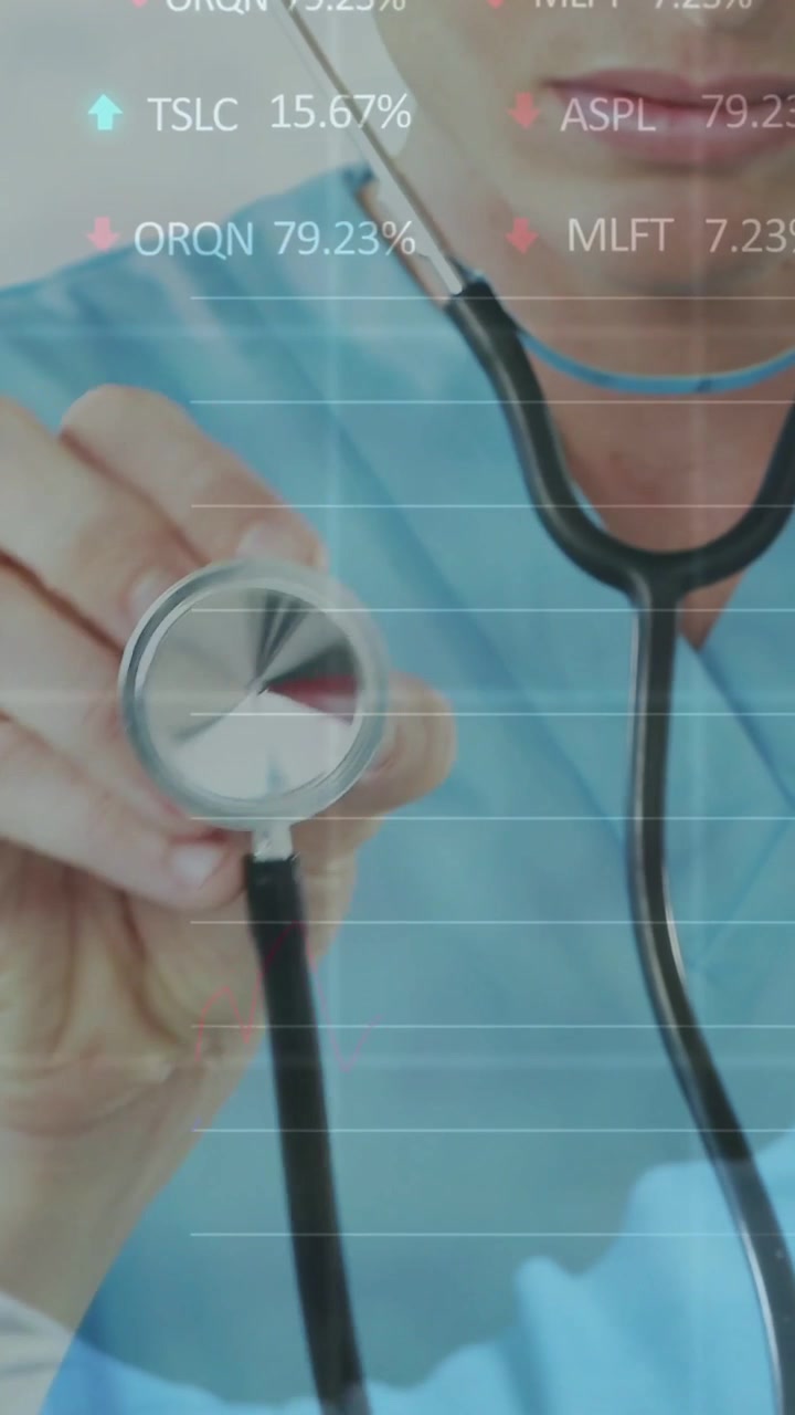Video verticale: Medico uomo che si china e si allunga, ruotando lo stetoscopio verso l'obiettivo per un esame, con HUD in movimento.