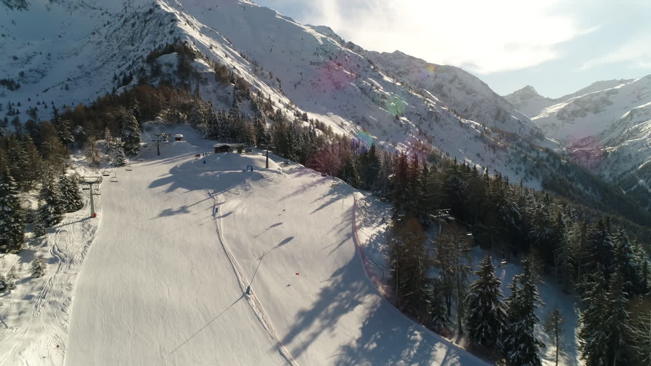 pintoresca vista alta sobre la pista de esquí alpina en invierno