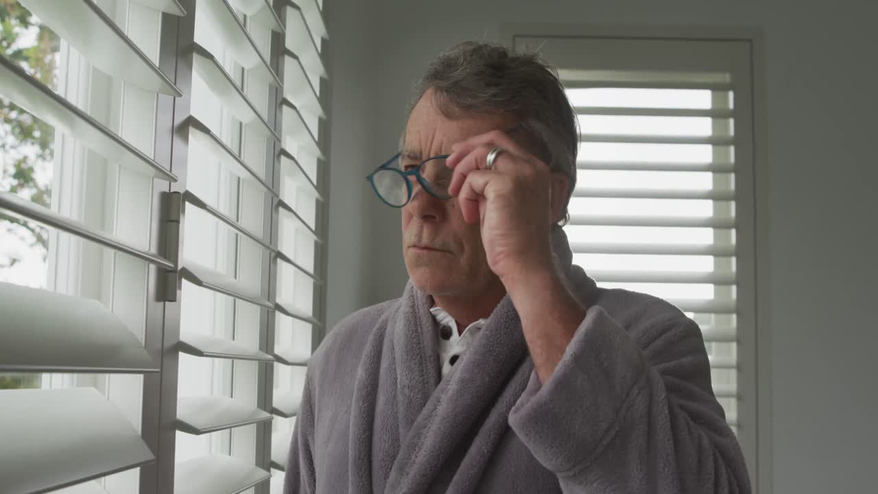 hombre mayor solo en casa