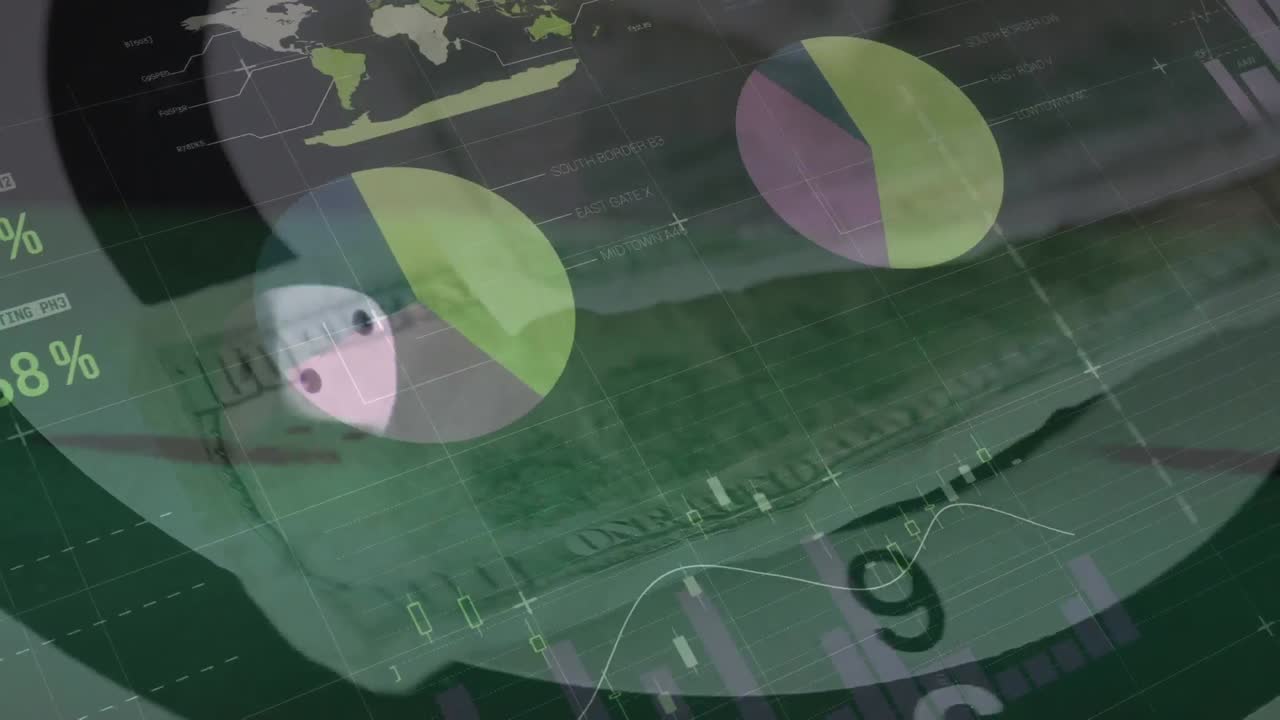 animación del procesamiento de datos financieros sobre dos dados y billetes de dólares estadounidenses en fondo verde