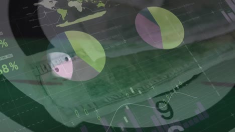 Animation-Der-Finanzdatenverarbeitung-über-Zwei-Würfel-Und-Amerikanische-Dollarnoten-Auf-Grünem-Hintergrund