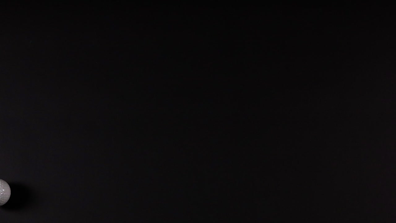 bola de golf moviéndose a través de una superficie oscura