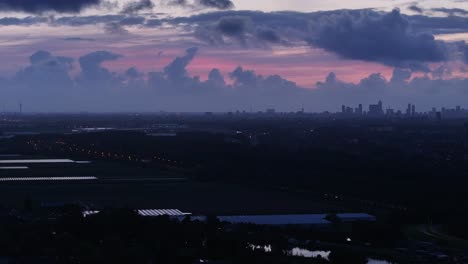 Horizonte-De-Muchos-Colores-Sobre-Los-Edificios-Más-Altos-De-Una-Ciudad-Distante