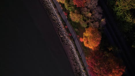 Wunderschöne-Herbstfarben-Auf-Dem-Radweg-Am-Flussufer