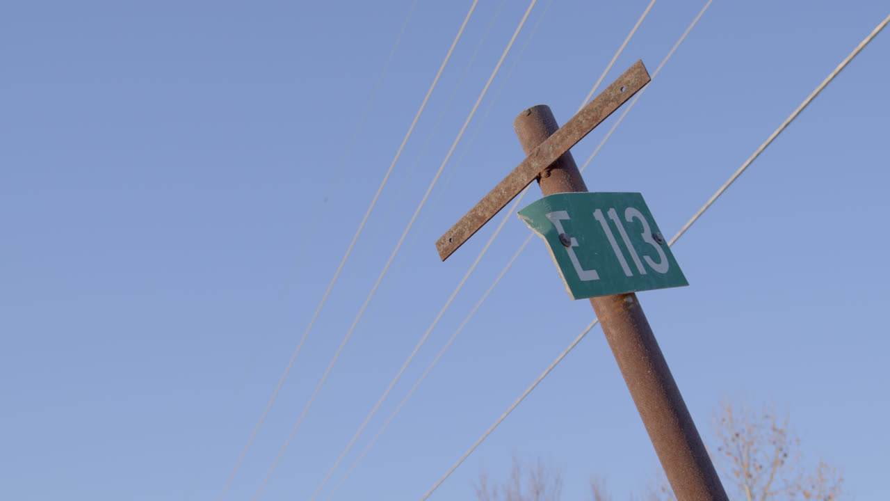 signo del poste telefónico e113 contra un cielo azul perfecto en el campo de texas