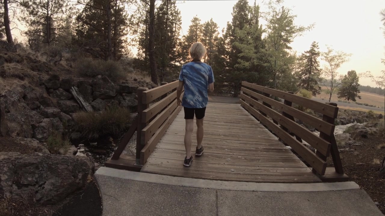 Attraversando un ponte verso il tramonto a Bend, Oregon