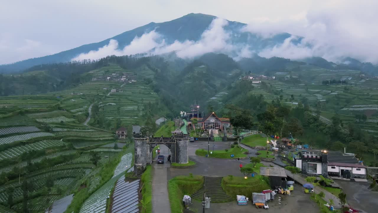 Pemandangan udara taman wisata "Negeri Kahyangan" dengan pemandangan Gunung Merbabu yang berkabut
