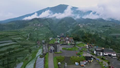 vista aérea del parque turístico "negeri kahyangan" con vistas al nublado monte merbabu