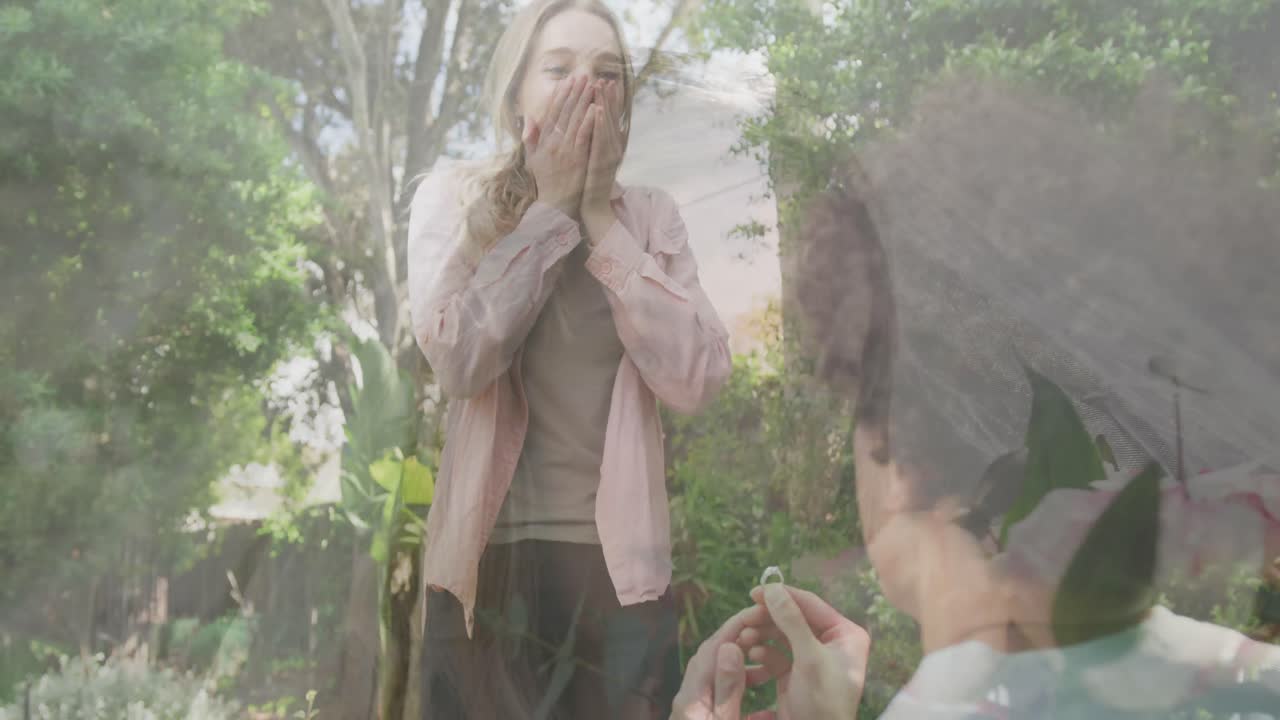 행복 한 다양 한 커플 의 초상화 는 결혼식 에서 은 날 에 제안 하는 것