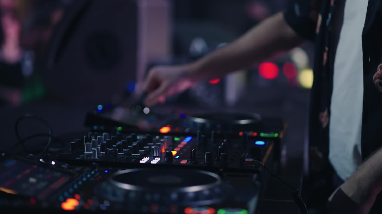 dj mezclando música en un club nocturno